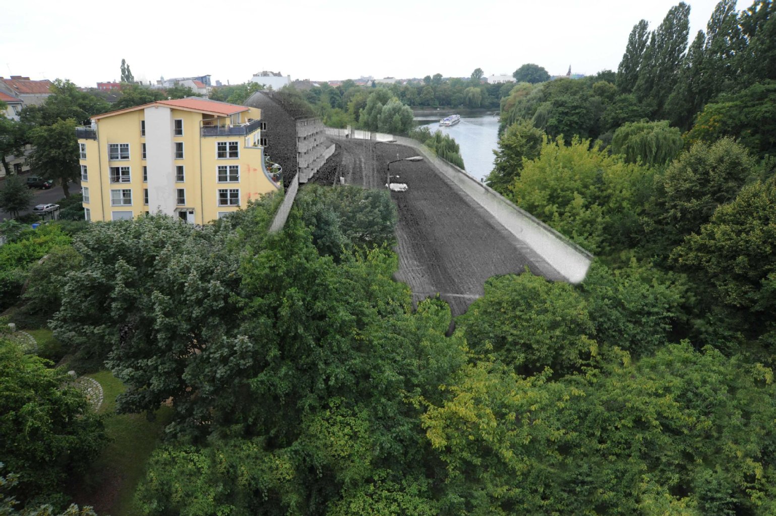 Die Lohmühlenstraße in Alt-Treptow, 1988 und 2011 verschmolzen durch den KURIER-Grafiker. Wo heute Touristen-Boote über die Spree tuckern, war früher absolutes Todes-Gebiet.