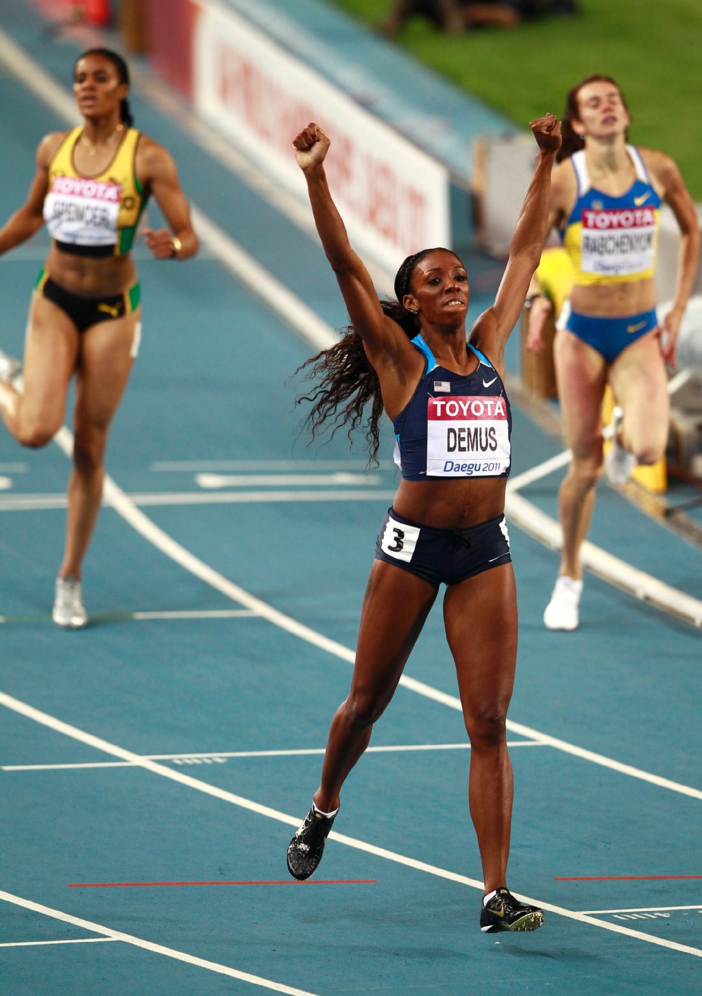 Lashinda Demus (USA) feiert ihren Sieg über die 400m Hürden