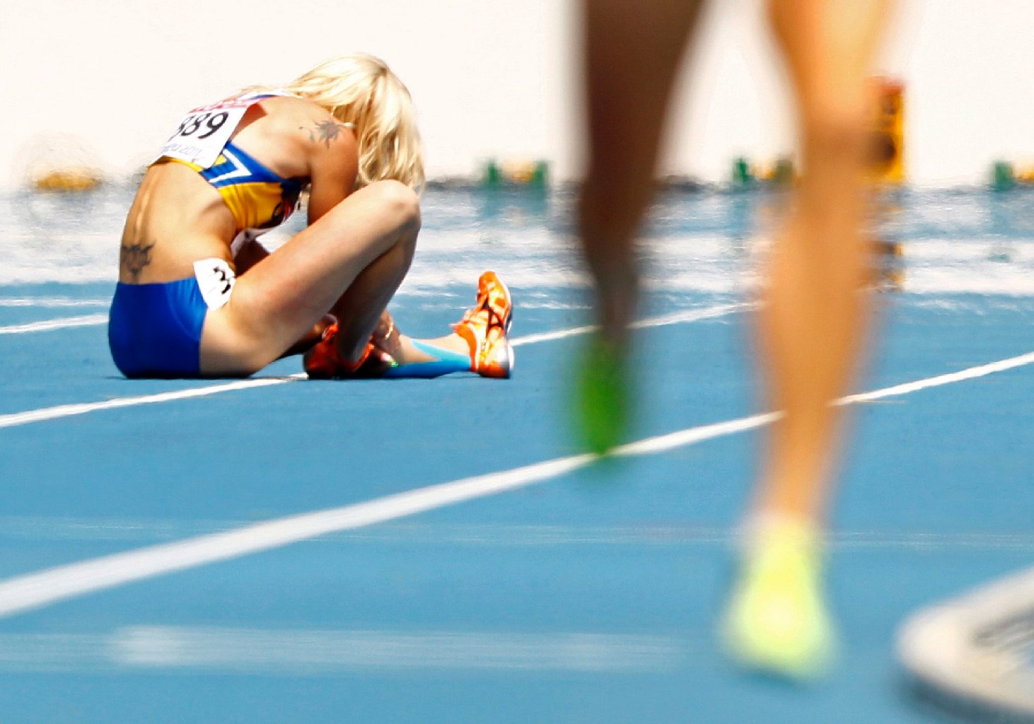 Schon in der ersten Runde des 800-Meter-Rennens stürzte die attraktive Tetiana Petlyuk (Ukraine).