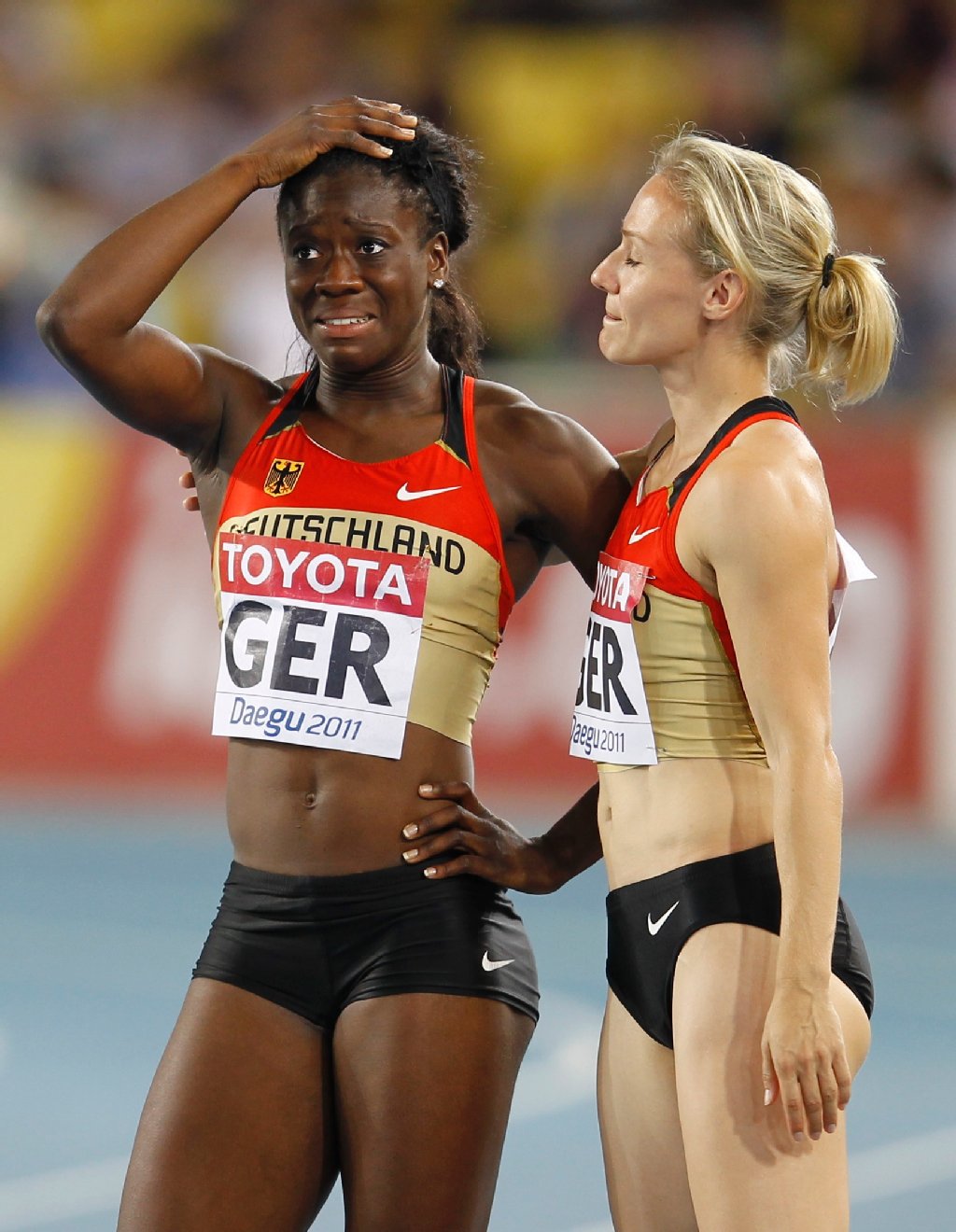 Sexy aber untröstlich: Yasmin Kwadwo (l.) hatte Pech beim Staffellauf, ließ den Stab fallen. Teamkollegin Marion Wagner steht ihr bei.
