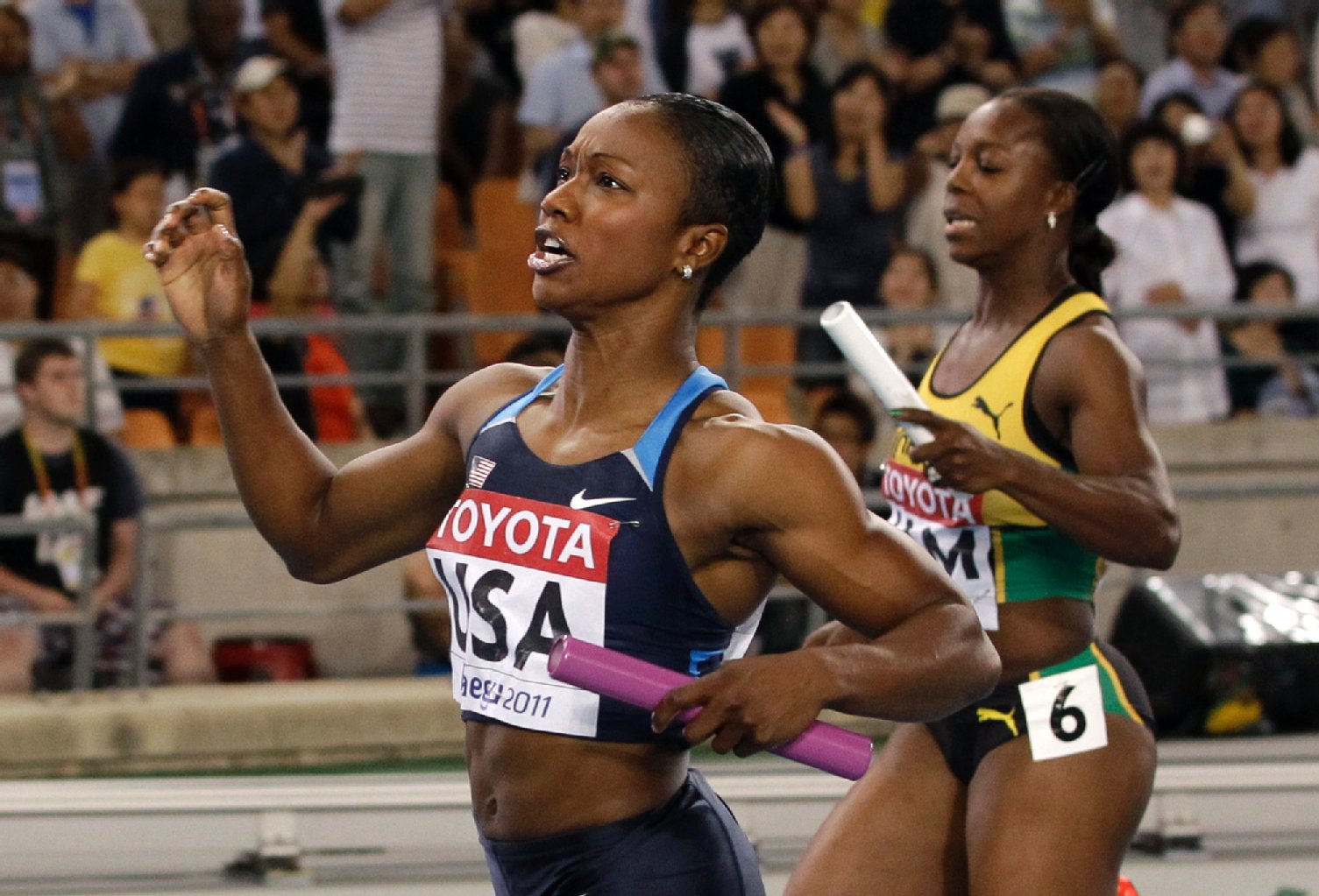 Und so sieht US-Staffelläuferin Carmelita Jeter bei der Arbeit aus: Mit Power hängt sie die Jamaikanerin Veronica Campbell-Brown ab.