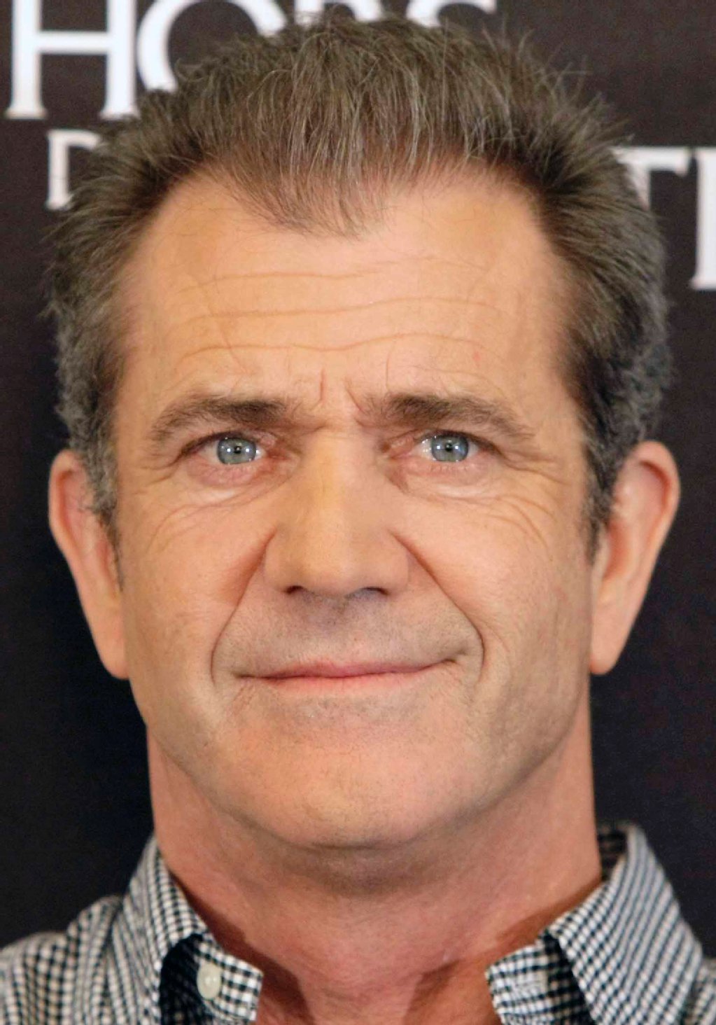 Mel Gibson: “Bis heute kann ich diese schrecklichen Ereignisse von damals nicht begreifen. Das Problem ist, dass wir seither zugelassen haben, immer mehr zu einer überwachten Gesellschaft zu werden. Big Brother schaut uns fast überall zu. Und ich glaube nicht, dass wir deshalb sicherer sind.”