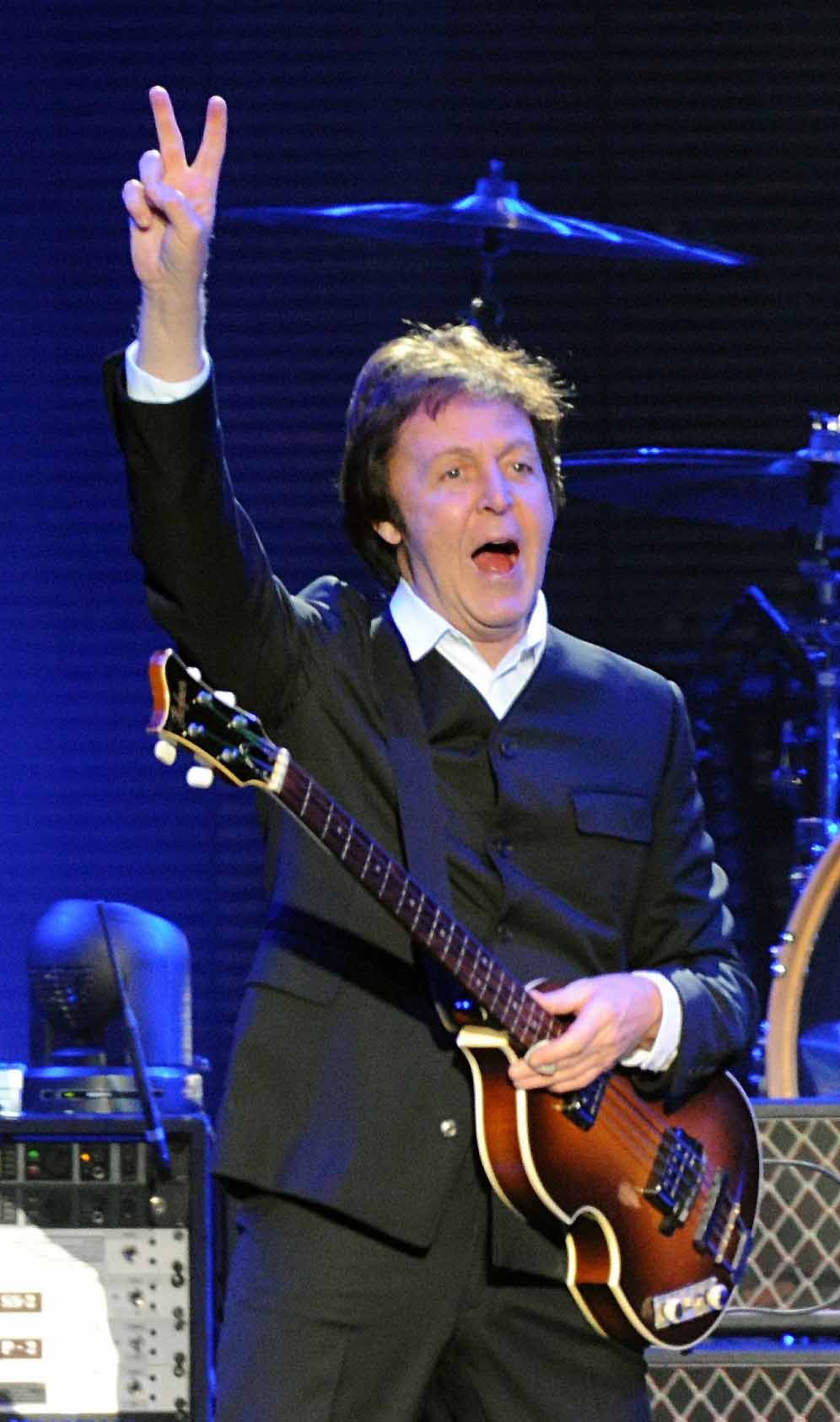 Paul McCartney lässt am Vorabend des 11. September im US-Fernsehen eine Doku ausstrahlen, die über sein Benefiz-Konzert nach dem Anschlag gedreht wurde: “Ich dachte, dass ich Amerika und New York aus der Angst helfen kann. Musik hat heilende Kraft.”