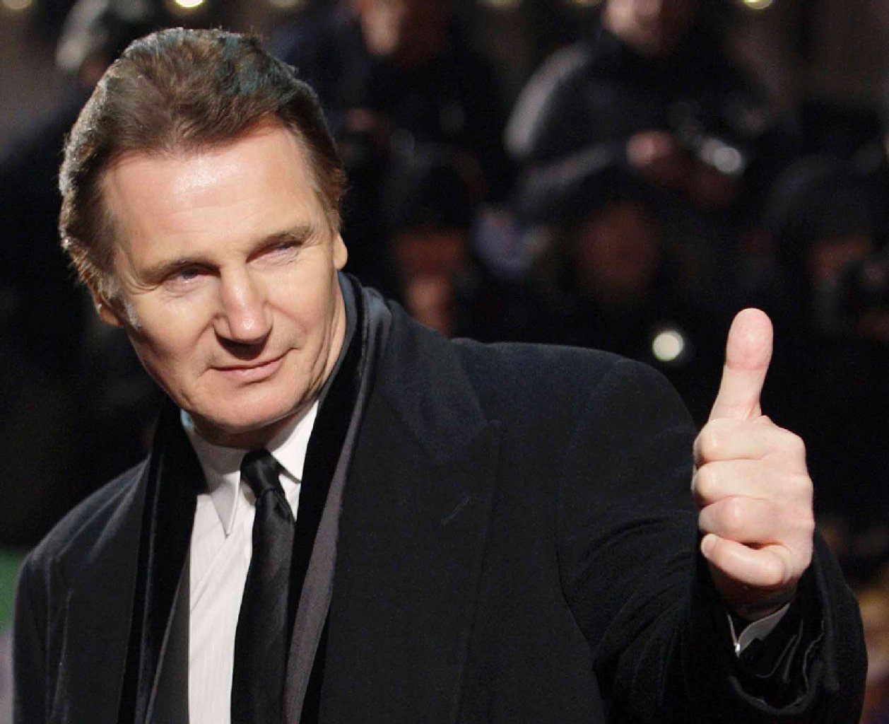 Liam Neeson: “9/11 hat die Welt für immer verändert. Besonders für uns Amerikaner. Ich sage uns, weil ich inzwischen auch die amerikanische Staatsbürgerschaft angenommen habe. Die Terroranschläge haben uns gelehrt, stets die Augen aufzuhalten und uns gegenseitig zu beschützen.”