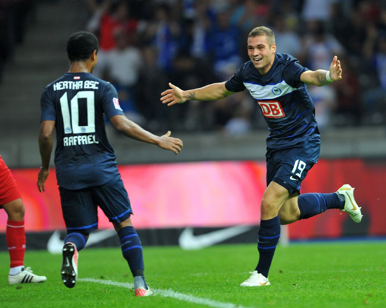 Pierre-Michel Lasogga (rechts) jubelt mit Raffael über seinen Doppelpack gegen Köln.