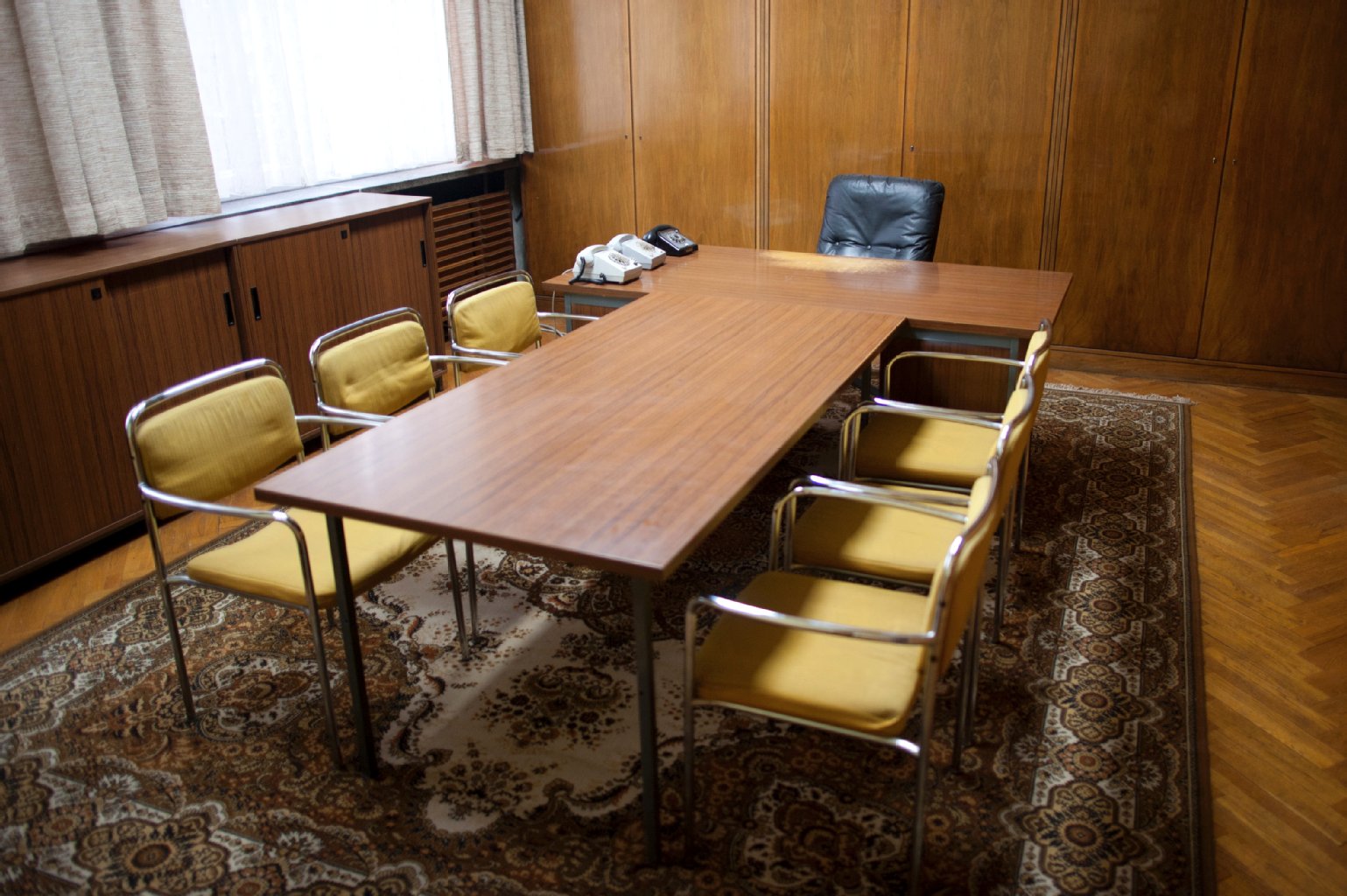 Blieb ebenfalls im Original erhalten: Das kleine Konferenzzimmer direkt hinter dem Büro, in dem Erich Mielke mit seinen engsten Mitarbeitern Lagebesprechungen abhielt. In den Schränken lagerten unter anderem massenweise Orden, mit denen der Stasi-Chef seine treuen Spitzel auszeichnete.