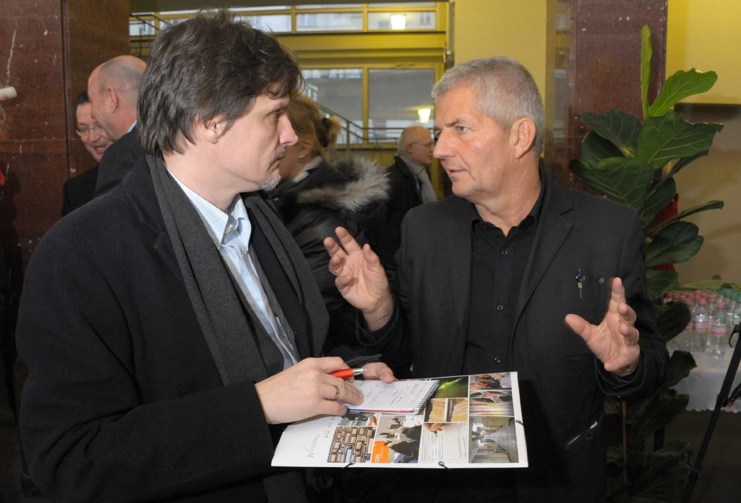 KURIER-Reporter Norbert Koch-Klaucke traf beim Rundgang Roland Jahn.