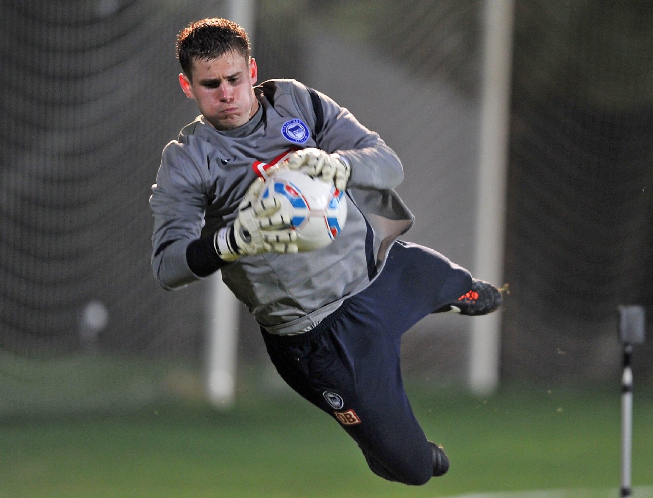 So soll es sein: Thomas Kraft hat den Ball im Flug sicher gefangen,...