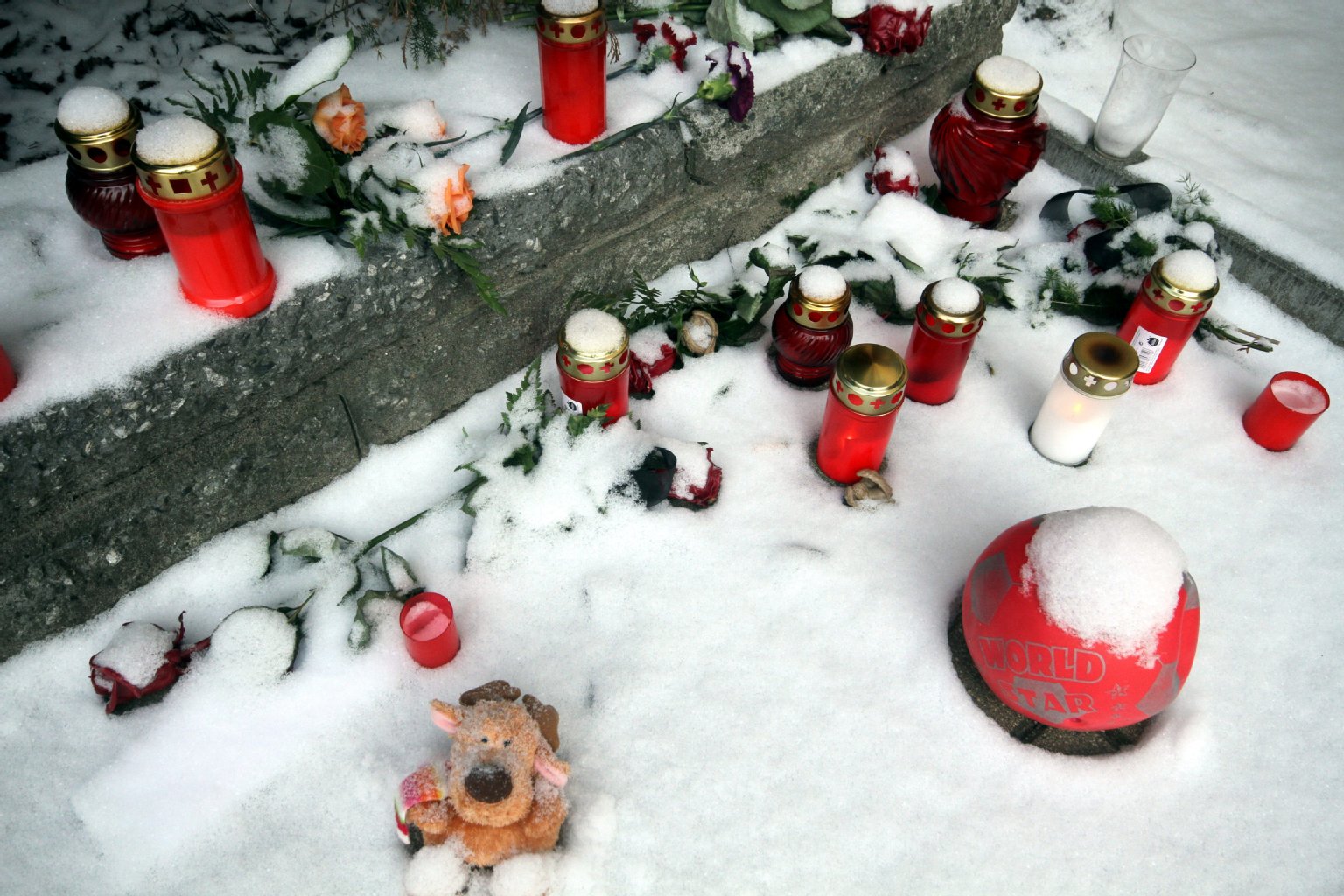 Blumen und Kerzen vor dem Todeshaus sollen an Zoe erinnern.