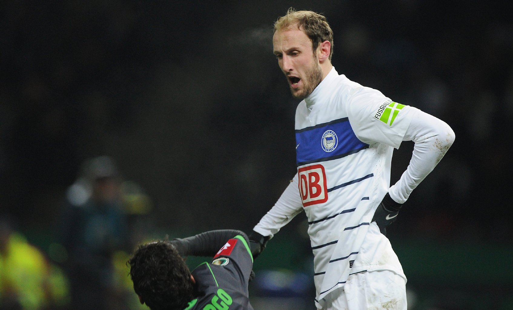 Image - Nachschuss: Schande wird unter den Rasen gekehrt!