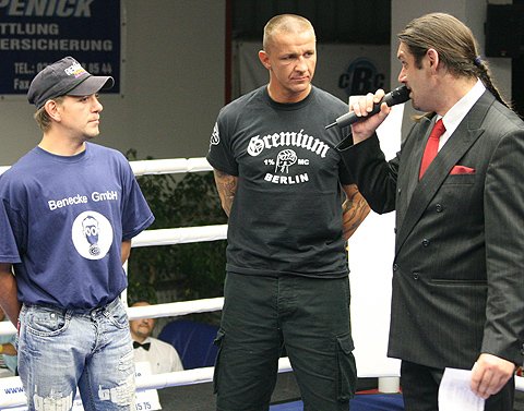 ... Boxer Michel Trabant mit einem Mitglied des Rockerclubs Gremium MC ...