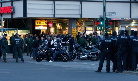 Mitglieder der Hells Angels werden an der Hardenbergstraße von einer Einsatzhundertschaft gefilzt.