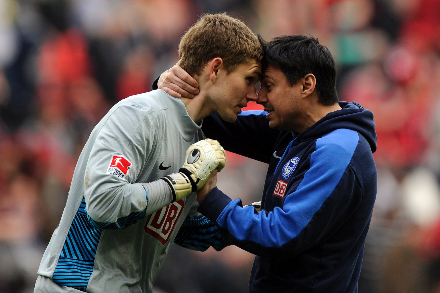 Herthas Keeper Thomas Kraft motiviert sich nach dem gehaltenen Elfer mit Physiotherapeut David de Mel.