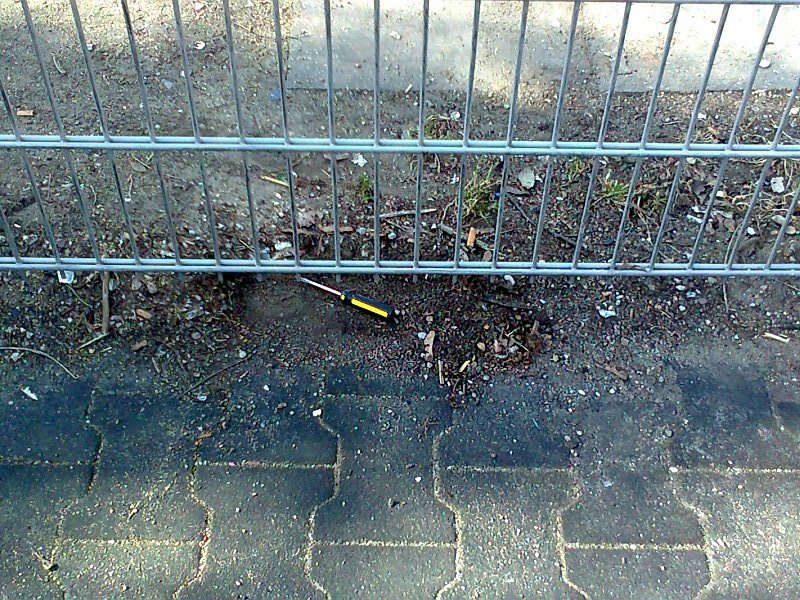 ...ein Zaun, an dem gefährliche Spitzen ragen.