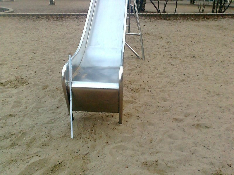 Von der hohen Rutsche knallen die Kinder auf die Erde.