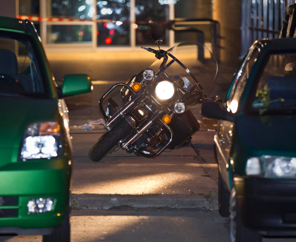Das Motorrad des Rockers liegt kurz nach dem Mord-Anschlag mit eingeschaltetem Licht am Tatort.