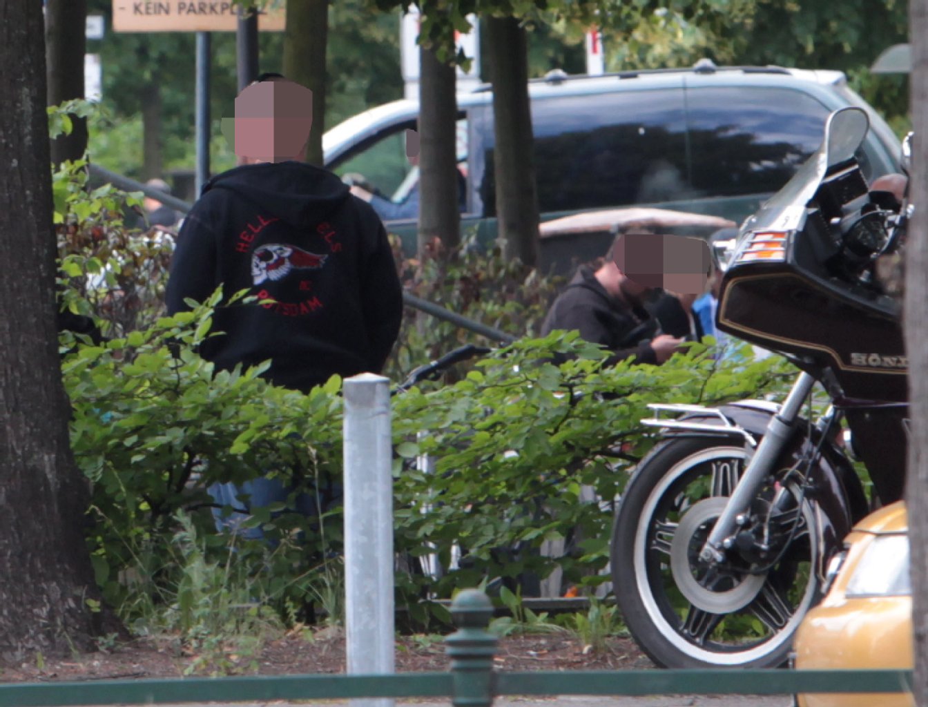 Auch mehrere Mitglieder der Hells Angels patrouillieren rund um das Virchowklinikum in Wedding, in dem Rocker-Boss André Sommer auf einer Intensivstation noch immer um sein Leben kämpft.