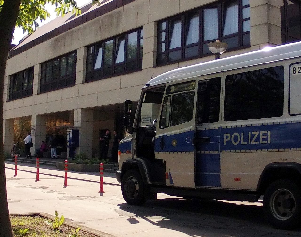 Die Polizei patroulliert vor und in der Klinik.
