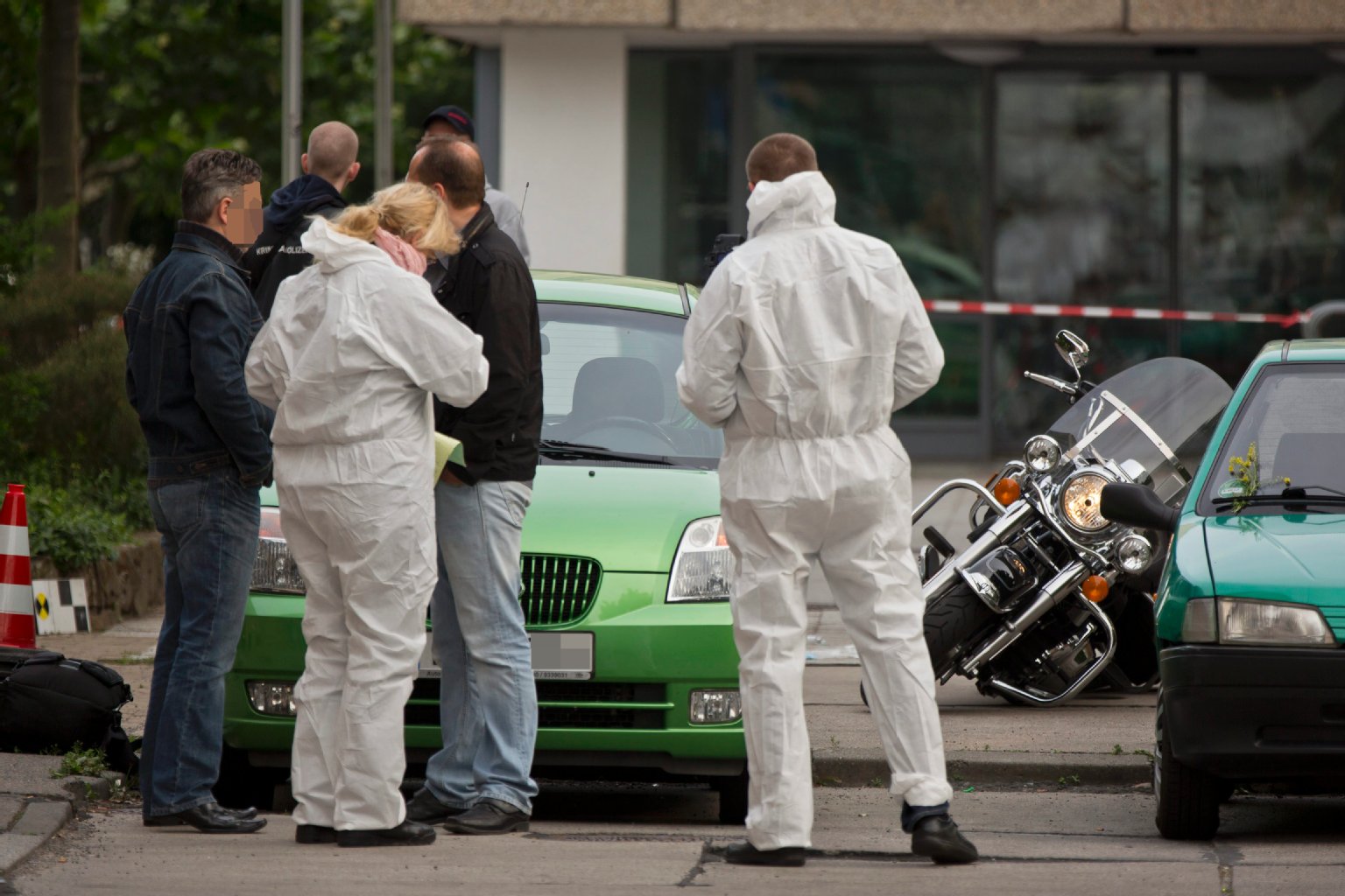 Polizisten stehen am Ort des Verbrechens.