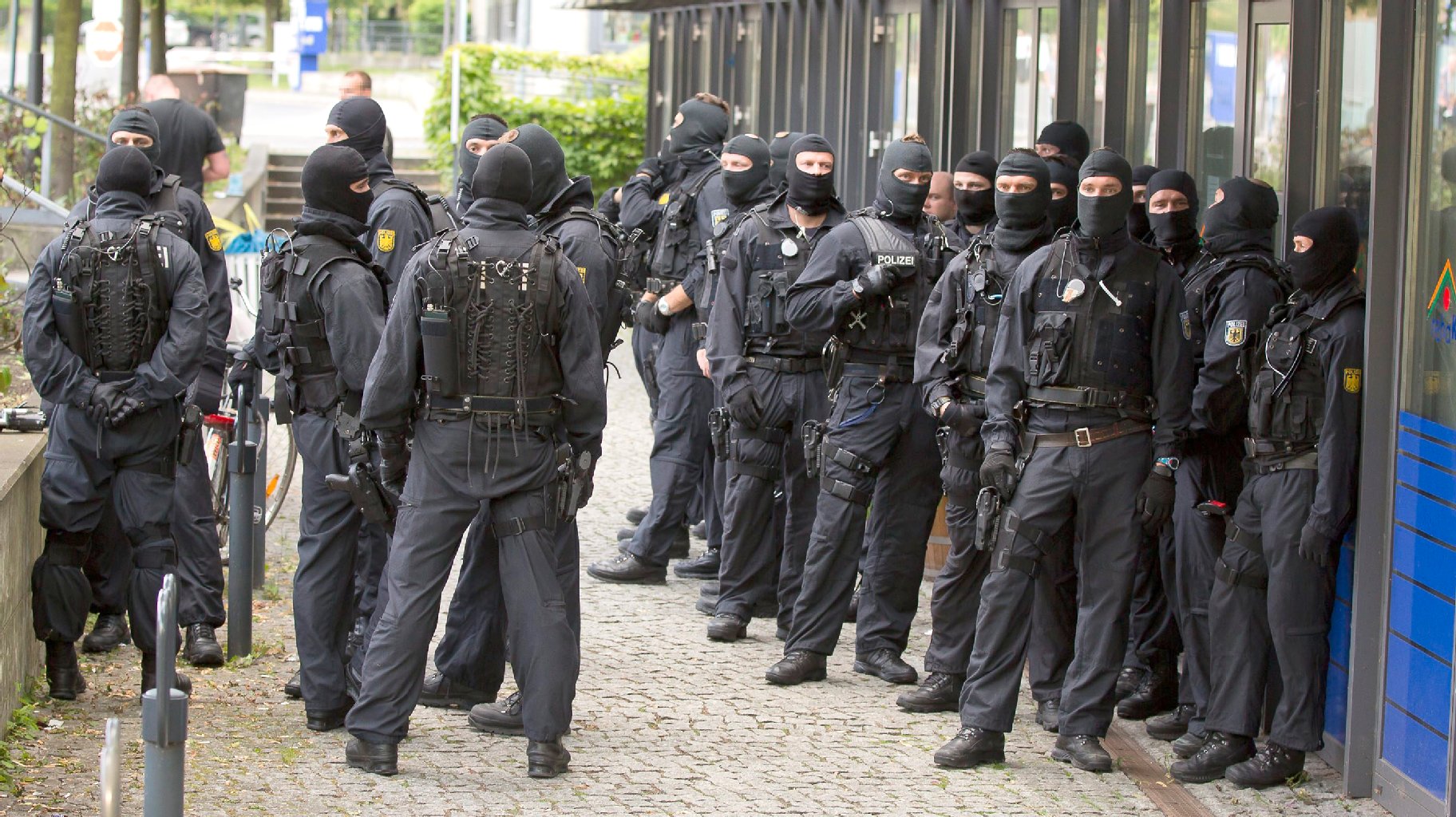 Die Männer vom Spezialeinsatzkommando stehen vor dem Virchowklinikum.