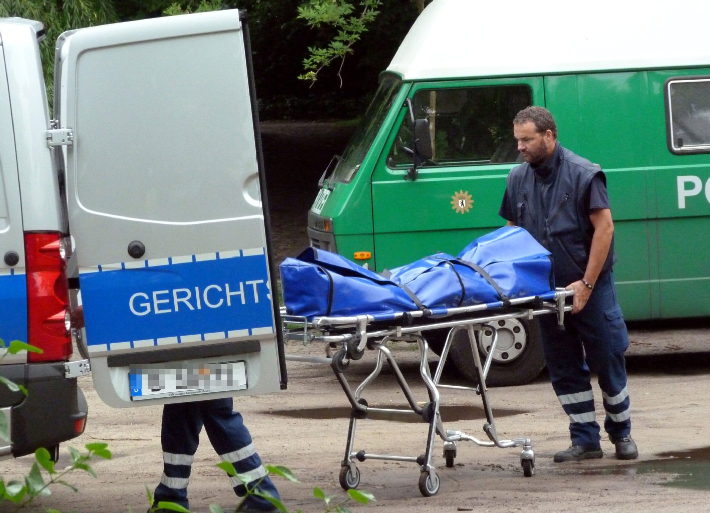 Hier wird ihre Leiche abtransportiert.