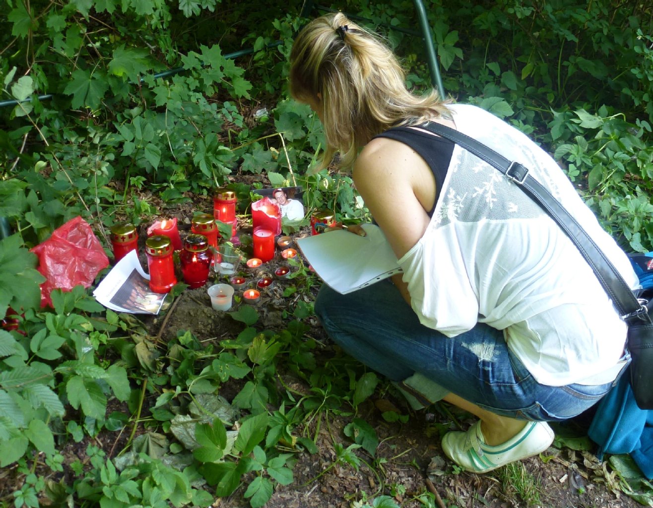 Eine Freundin trauert am Fundort der Leiche um Christin.