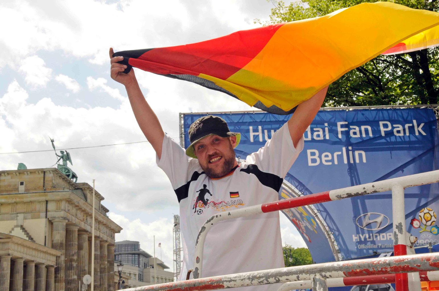 Matthias Buße (31) steht seit Mittag an der Fanmeile am Brandenburger Tor an.