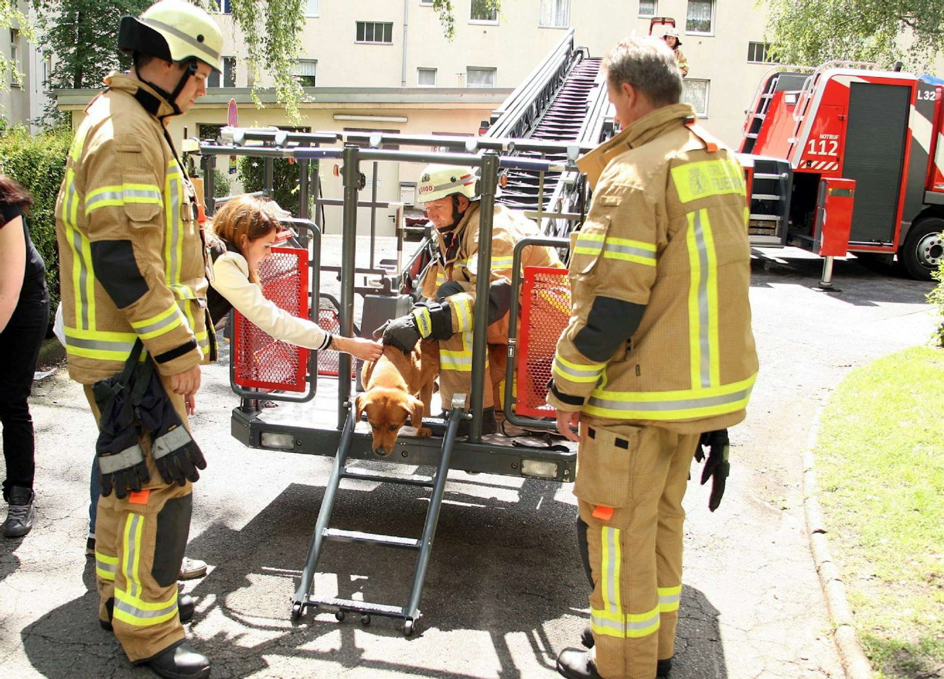Noteinsatz Feuerwehr Hund gerettet Neukölln