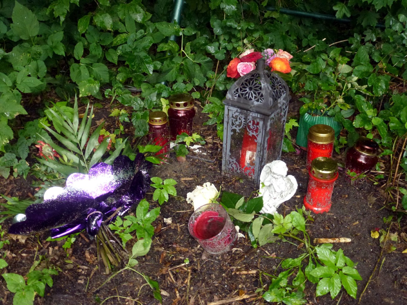 Die Stelle, an der im Juni eine Passantin die Leiche der ermordeten Christin fand. Die Kerzen sind längst verloschen, die wenigen Blumen verwelkt.