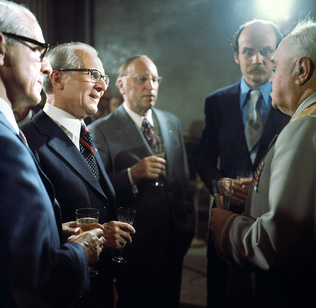 Erich Honecker mit den Politbüromitgliedern Willi Stoph (links) und Kurt Hager bei einem Sektempfang 1988. Lothar Herzog war da längst in Ungnade gefallen.