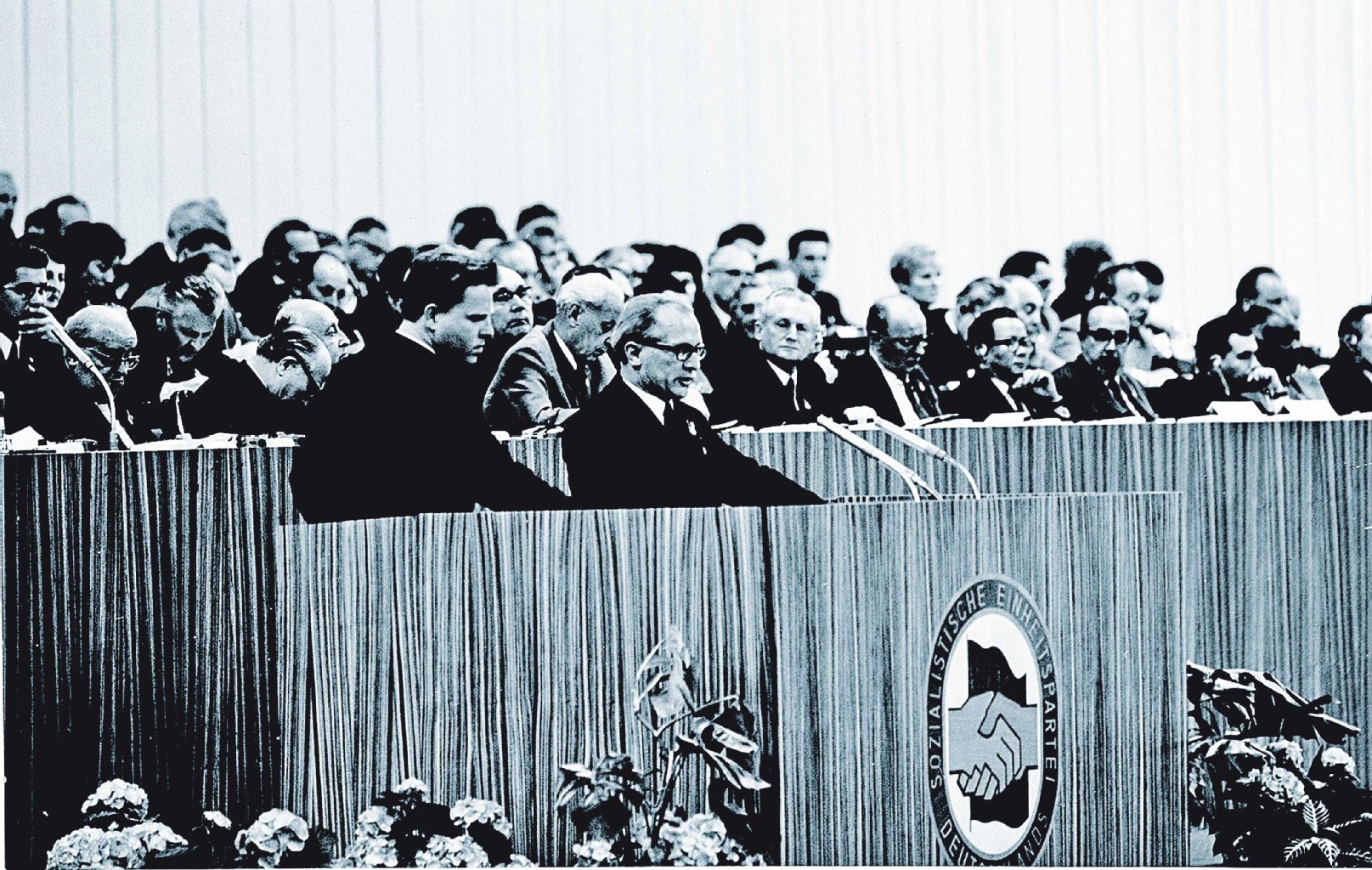 Der Kellner und sein Hauptgast: Lothar Herzog serviert Erich Honecker beim VIII. Parteitag der SED (1971) ein Wasser.