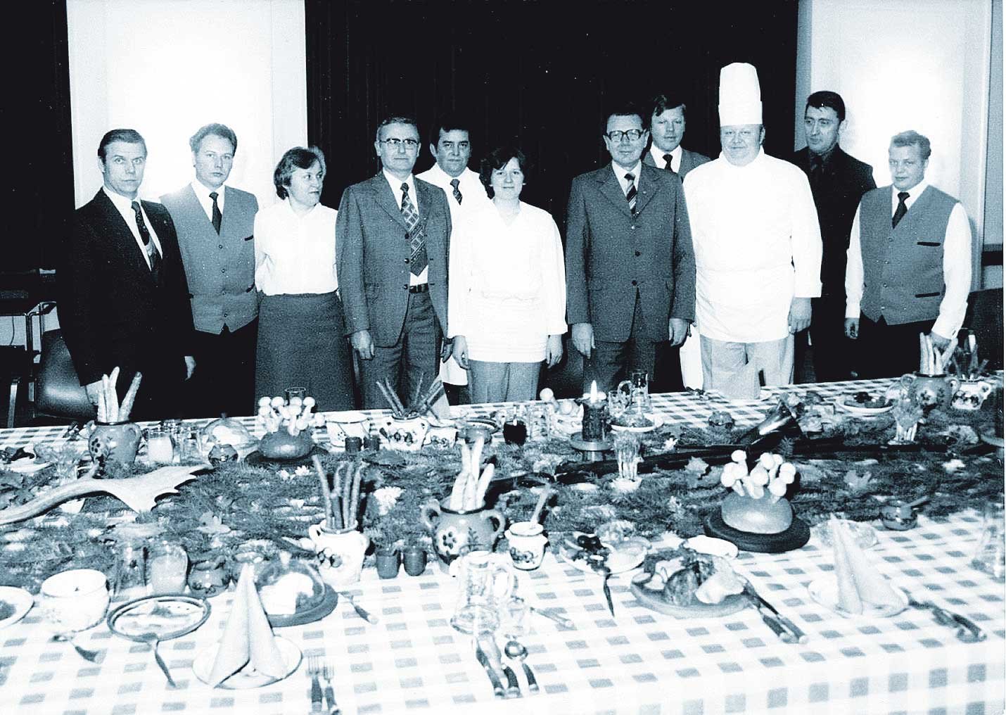 Das Foto zeigt Herzog (4. von rechts) vor gedecktem Tisch