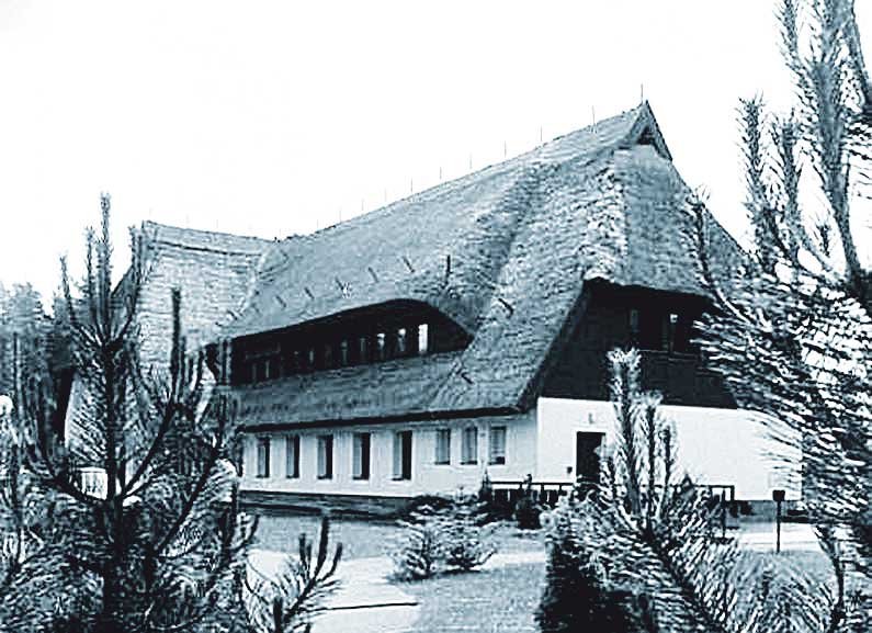 Diese Villa am Drewitzer See schenkte Erich Mielke Erich Honecker zum 70. Geburtstag 1982. Honecker nutzte sie als Feriendomizil kaum. Die Immobilie wurde vor einem Jahr für 3,4 Millionen Euro versteigert.