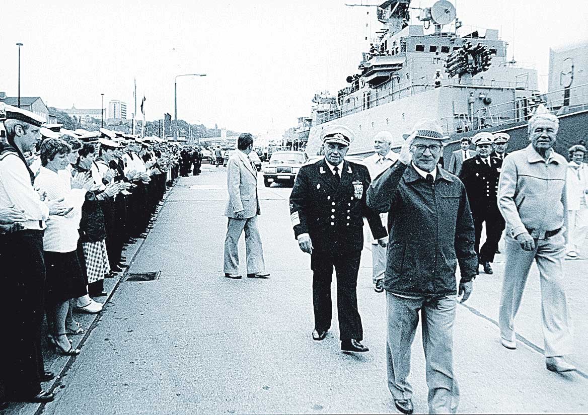 Erich Honecker bei einem Abstecher in Sassnitz (Rügen)