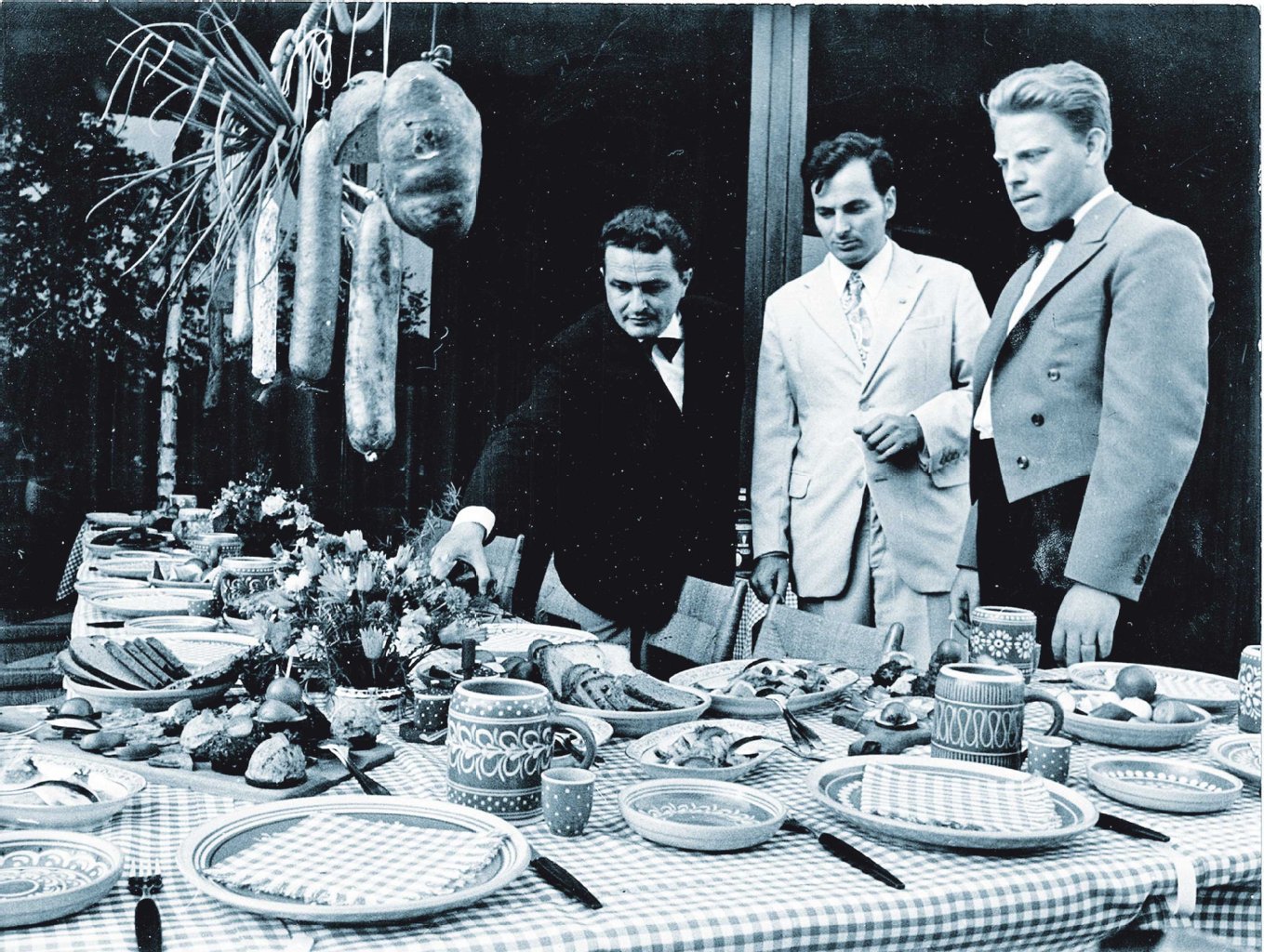 Es ist angerichtet! Lothar Herzog (rechts) prüft die mit hängenden Würsten dekorierte Tafel für den russischen Besuch aus Wünsdorf auf Honeckers Urlaubsinsel Vilm.