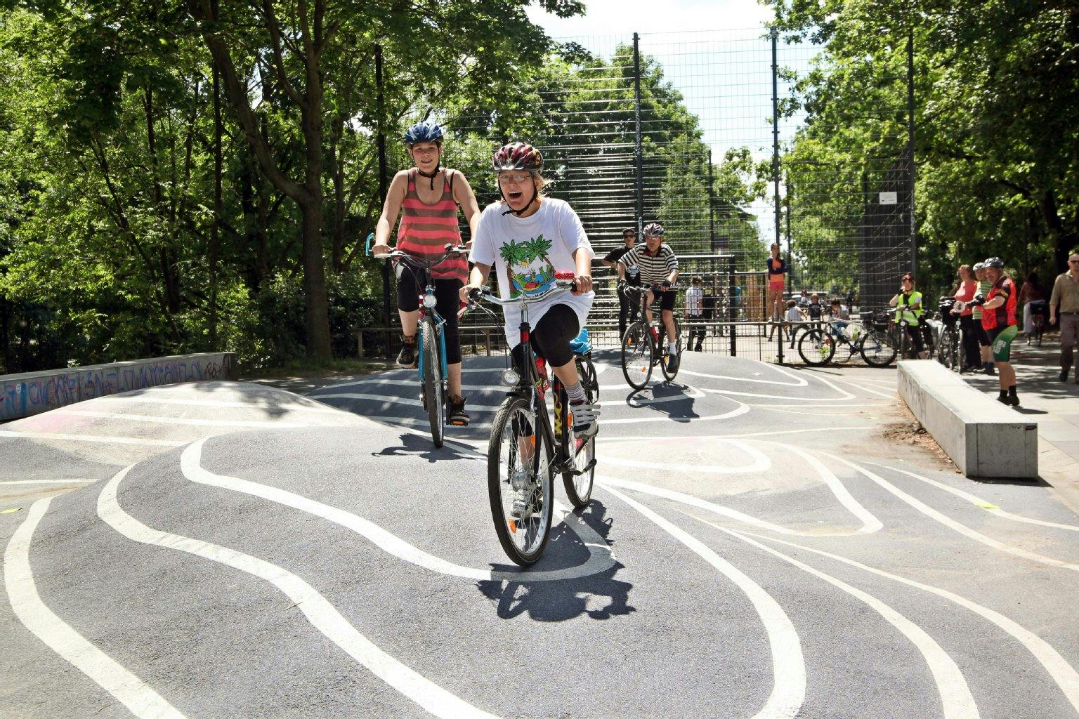 Lisa Voßloh (12), Jasmin Feist (14) und Lisas Papa Klaus (52, von vorne nach hinten) radeln im Görlitzer Park über einen Radler- und Skater-Parcours.