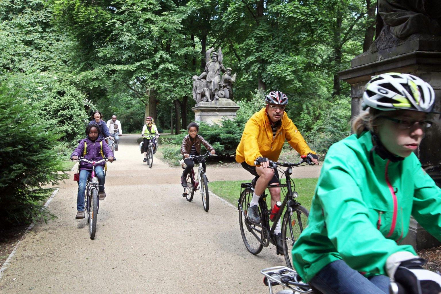 Die kleine Gruppe fährt gemächlich durch den Tiergarten. Der ganze Weg vom Hauptbahnhof bis zum FEZ führt fast nur durch Stadtgrün und kaum auf Hauptstraßen entlang.