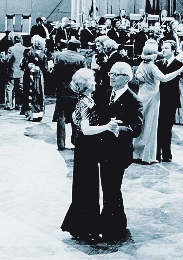 Die Honeckers tanzen bei der Eröffnung des Palastes der Republik (1976).