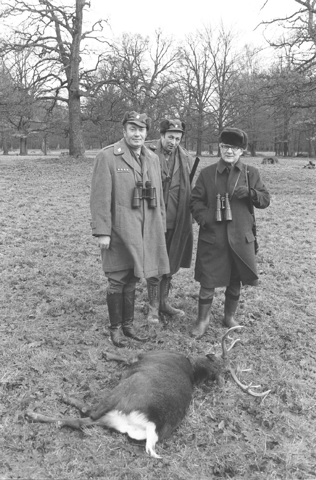 Die Jagd war die große Leidenschaft von Erich Honecker, hier nach einer Pirsch in der Schorfheide 1976.