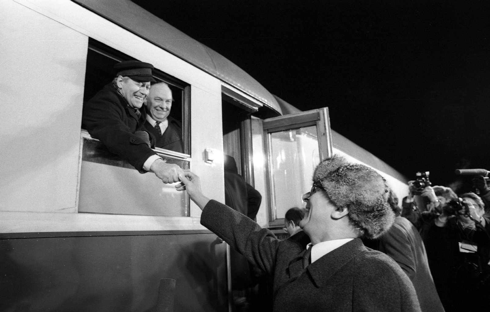 Zwei, die sich verstanden: Beim Abschied nach dem deutsch-deutschen Gipfeltreffen im Dezember 1981 schenkt Erich Honecker Bundeskanzler Helmut Schmidt ein Bonbon.Fotos: Verlag Das Neue Berlin/zvg (4), dapd