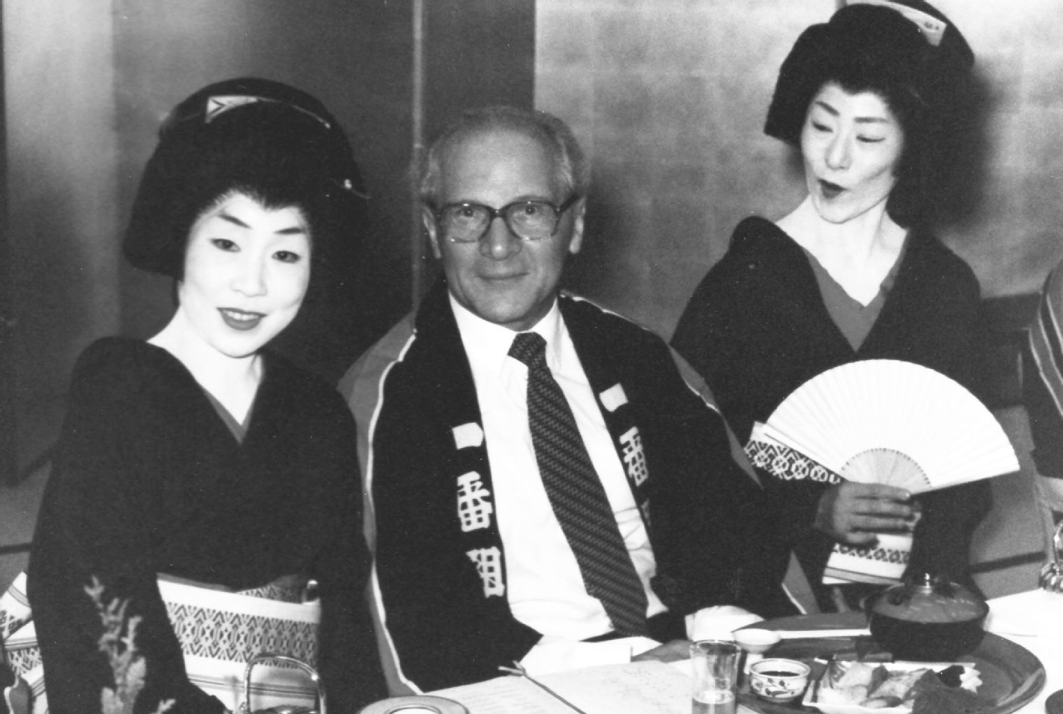 Honecker, der Staatsmann: Gruppenbild mit Geishas (1981)