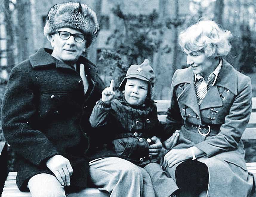 Die Honeckers mit ihrem Enkel Roberto 1977, der dazu beitrug, dass Herzog seinen Arbeitsplatz verlor.