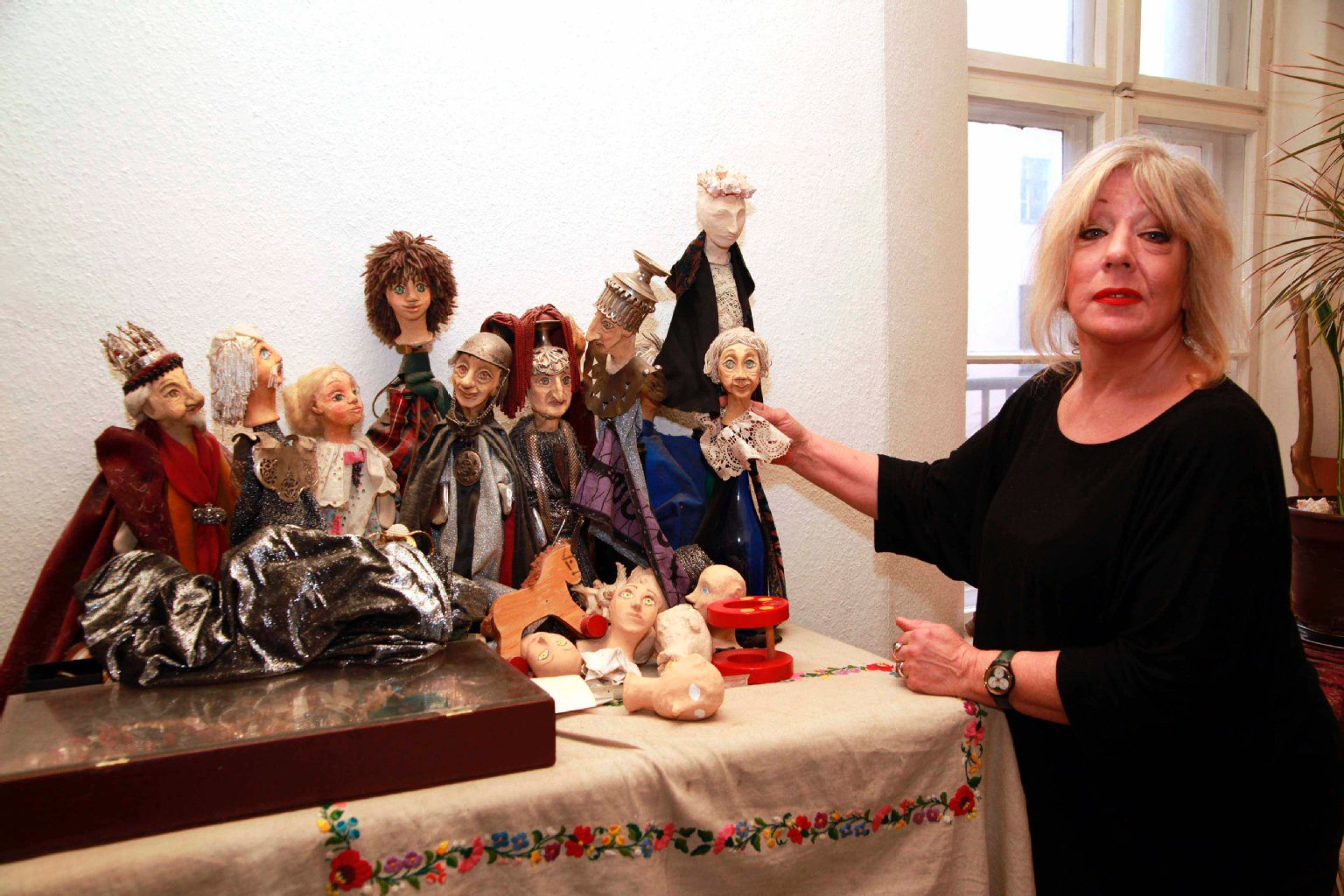 Die fantasievollen Theater-Handpuppen hat Amanda Mampell selbst gemacht. Viele hat sie schon verkauft.