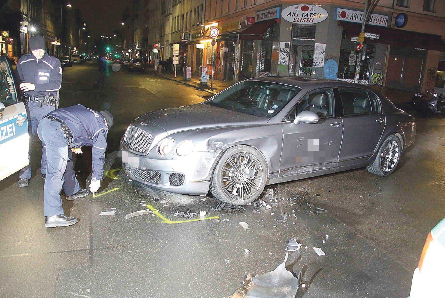 Image - 270.000 Euro Schrott Kia schreddert Bentley in Berlin