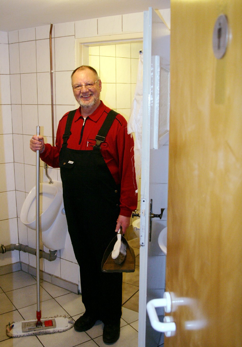 U-Bahn-Fahrer schrubbt jetzt Toiletten, sonst könnte er die Zahnarztrechnung nicht bezahlen! 38 Jahre lang arbeitete Lutz Höhne (64) aus Wedding als U-Bahn-Fahrer bei der BVG. Er bekommt 1100 Euro Rente, von denen 520 Euro für die Miete draufgehen. Höhne sagt: „Nach Abzug aller Kosten bleiben mir 250 Euro zum Leben.“ Ganz schön wenig, weshalb der Ex-BVG-Mitarbeiter jetzt als Toilettenmann jobbt. Immer an den Wochenenden in der Diskothek E4. Höhne: „Sonst käme ich mit meinen Kosten nicht hin.“ Gerade erst musste er 104 Euro beim Zahnarzt zuzuahlen.