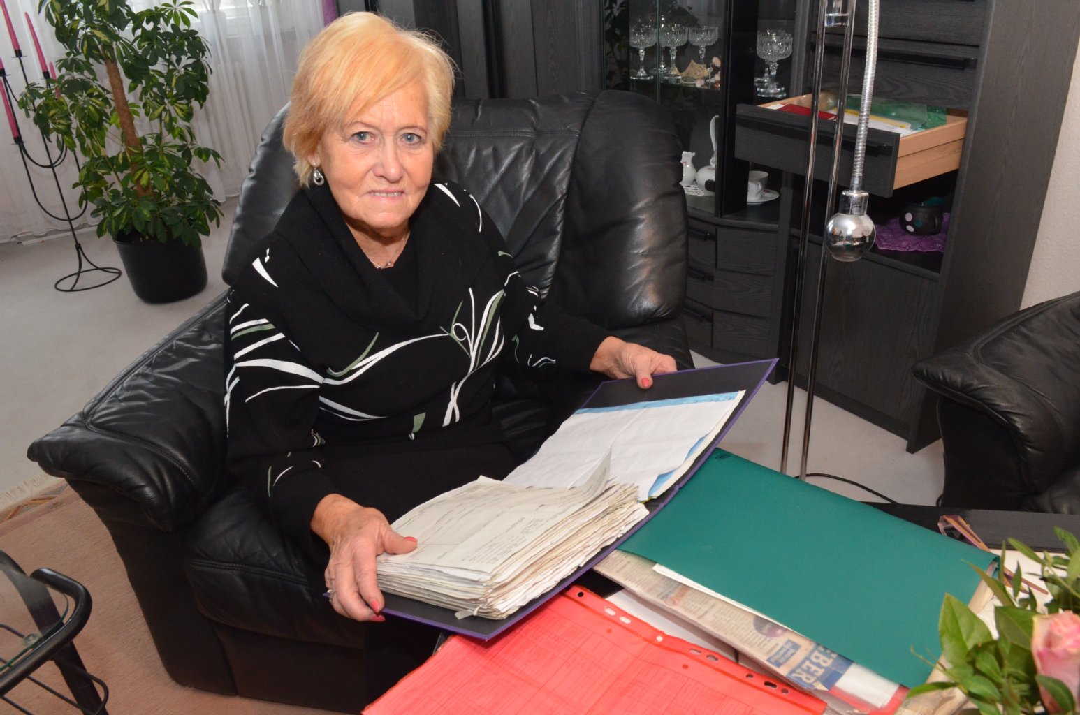 Zu wenig zum Leben: Nach Miete bleiben nur 300 Euro übrig Für Margarete Gaubies reicht die monatliche Rente von 698 Euro vorn und hinten nicht. Die 79-Jährige aus Friedrichshain sagt: „Abzüglich der Miete bleiben mir nur knapp 300 Euro. Davon kann niemand leben!“ Deshalb arbeitet sie auch viermal monatlich am Empfang des „Berliner Schauspielhauses“. Knapp 400 Euro verdient sich die Ex-Sekretärin so dazu. Beim Sozialamt um einen Rentenzuschuss zu bitten, käme für Gaubies nicht infrage. Sie sagt: „Ich will stolz auf meine eigene Leistung sein.“