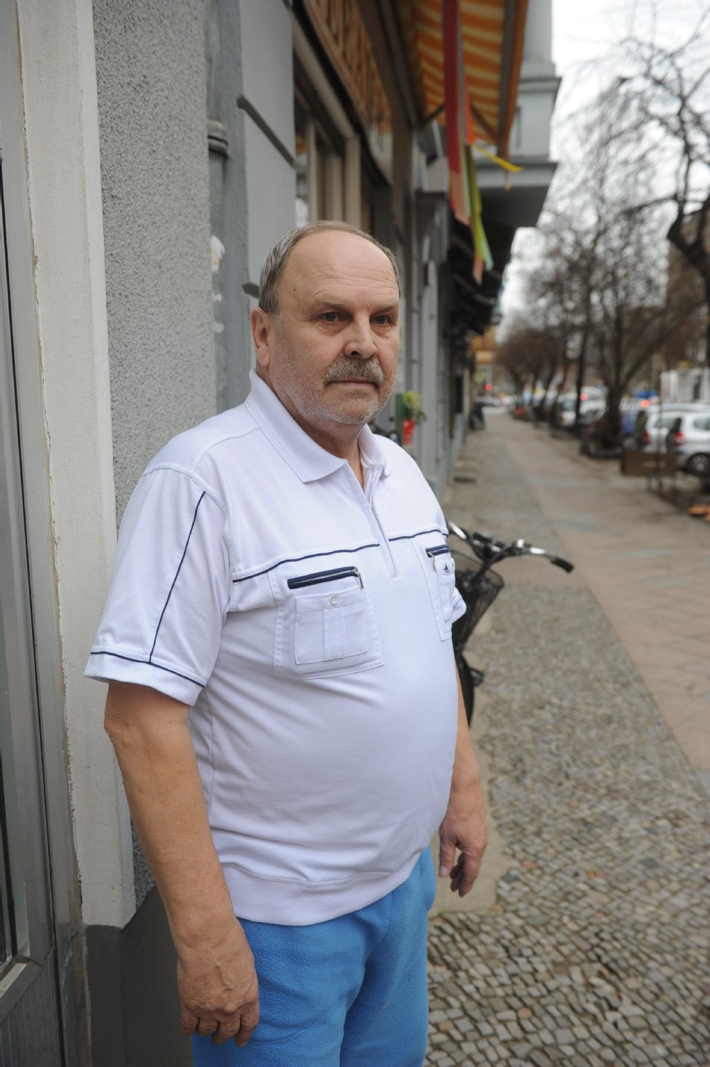 Nur Mini-Jobs nach Kündigung, jetzt hebt er sogar Flaschen auf Heinz Behnke (67) „wurschtelt“ sich so durch. Früher, bis 1992, war er Brauer bei Schultheiss. Aber dann wurde ihm gekündigt. Behnke: „Wäre das nicht passiert, hätte ich eine schöne Rente. So aber musste ich mich jahrelang mit einem kleinen Bäckerei-Job über Wasser halten.“ Lohn: 1,50 Euro pro Stunde. So erfuhr Behnke schon vor 20 Jahren, was vielen jobbenden Rentnern erst im Alter blüht. Um heute seine 761-Euro-Rente aufzubessern, sammelt er öfter Flaschen.