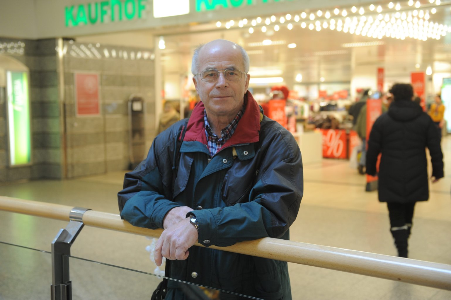 Zuverdienst für kleine Wünsche und um den Lebensstandard zu halten Um seine Rente aufzustocken, arbeitet Hans Joachim Fröhlich (71) in Call Centern oder als Vertreter. Vor Weihnachten übernahm er auch schon die Leitung eines Weihnachtsbaum-Marktes. Der studierte Pädagoge sagt: „Hat man Wünsche und will sie sich erfüllen, so ist man heutzutage gezwungen, etwas dafür zu tun.“ Zwar muss Hans Joachim Fröhlich mit seinen 1200 Euro Rente nicht hungern, aber er sagt auch: „Ich möchte mir meinen Lebensstandard erhalten.“ Das allerdings geht nicht von allein.