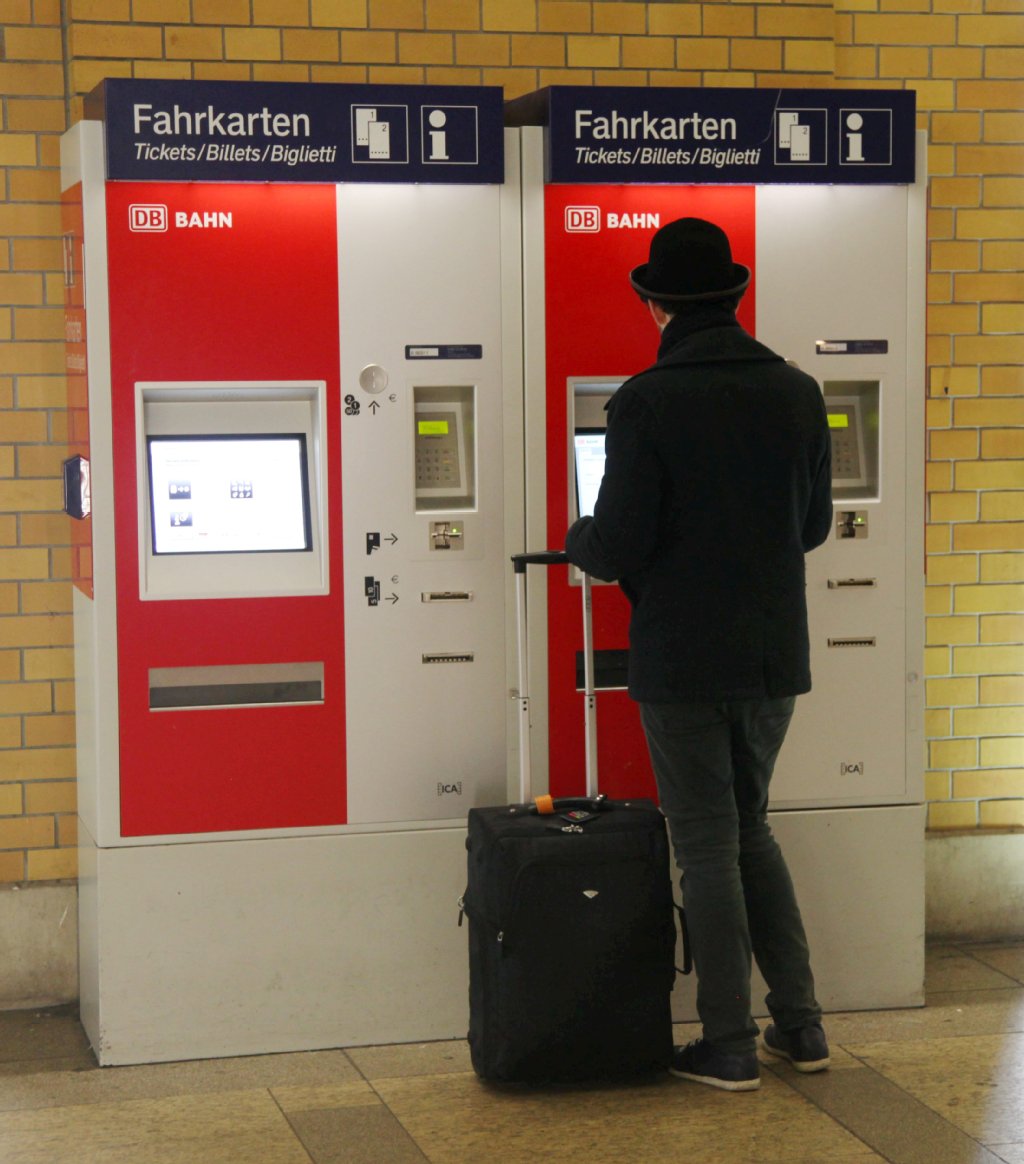 Bahn Schützt Fahrkarten-Automaten Mit Farbbomben