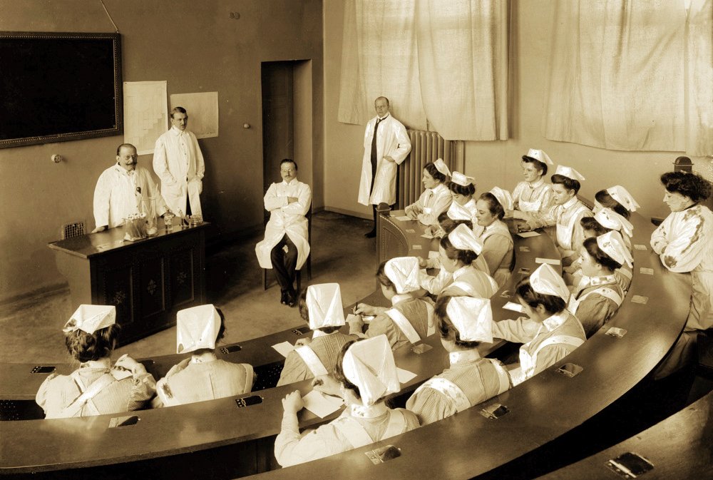 Schwestern lauschen 1913 den Worten von Dr. Julius Richter, dem damaligen Klinik-Leiter.